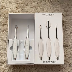 New Artis makeup brushes: oval 3 and linear 1